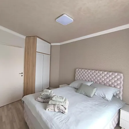 Mina Lux *